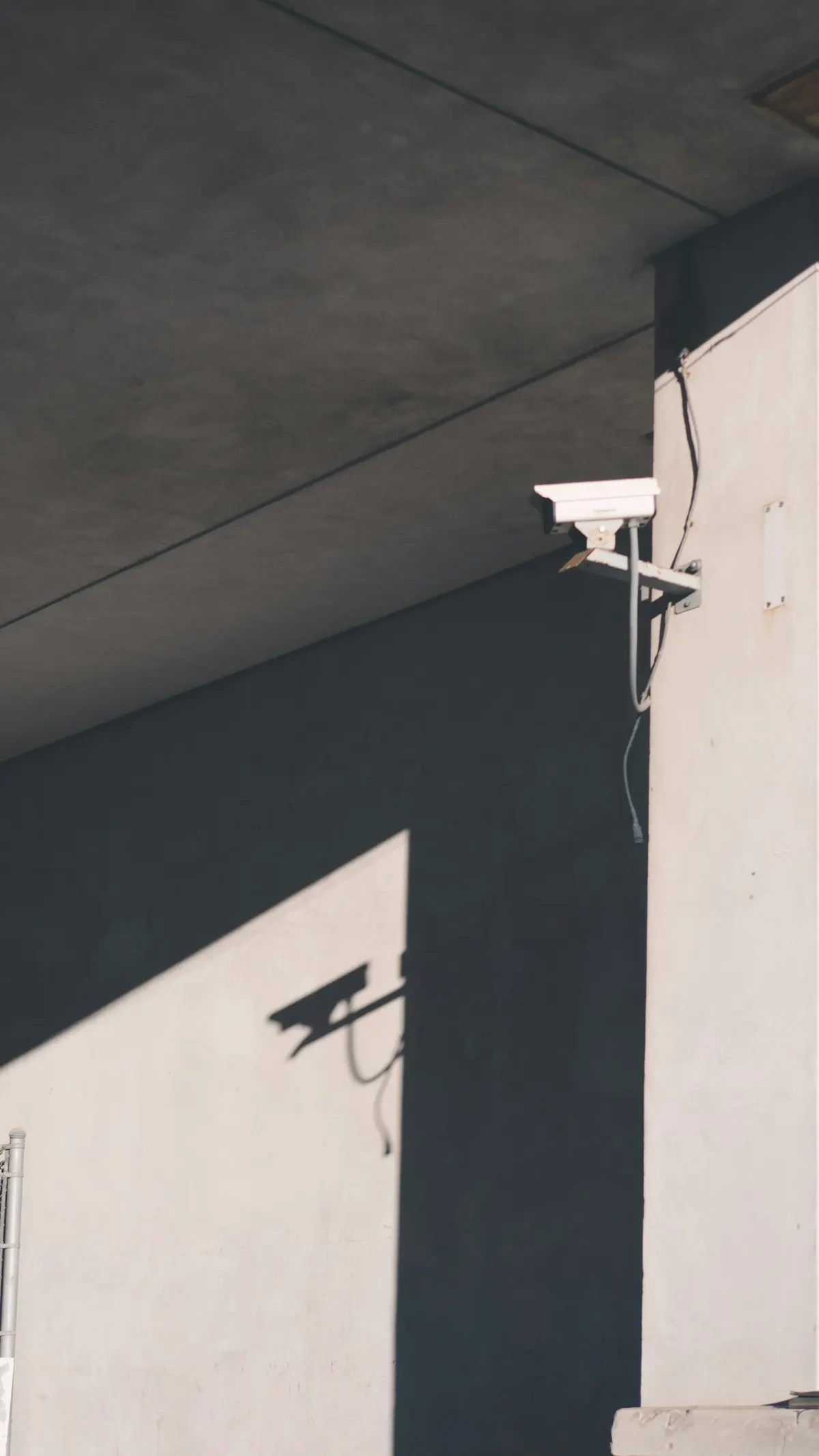Cámara de videovigilancia blanca instalada en la esquina de un edificio
