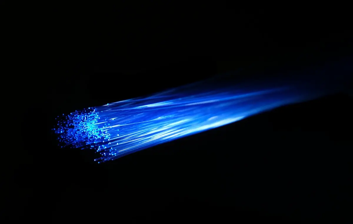 Haz de fibras ópticas con luz azul