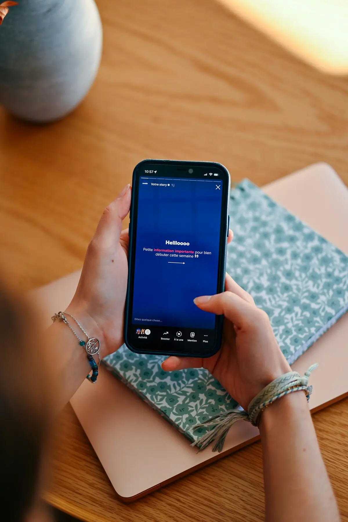 Manos sosteniendo un teléfono con una publicación de redes sociales