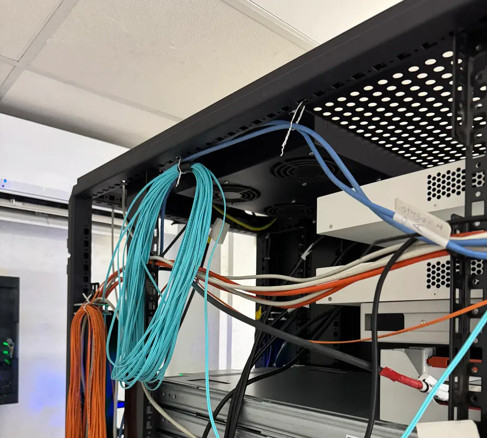 Rack con cableado de red y fibra en un centro médico