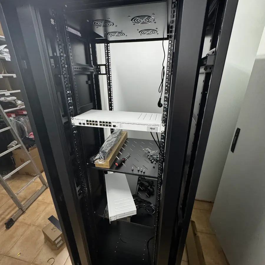 Rack de telecomunicaciones montado con switches y patch panels