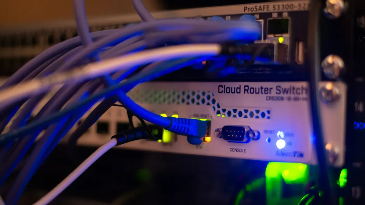 Switch MikroTik en un rack con cables de red azules